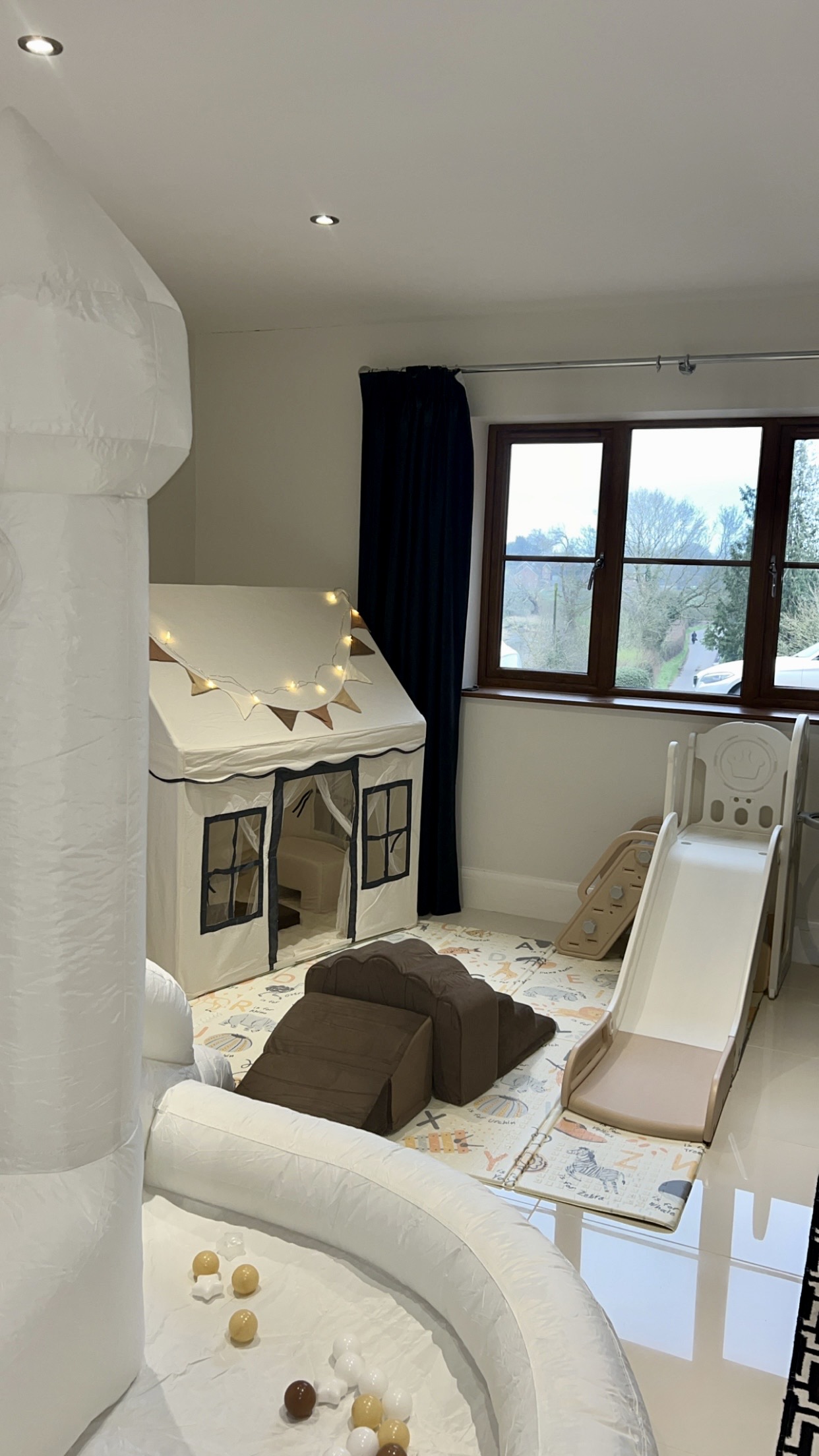 Room overview with all equipment